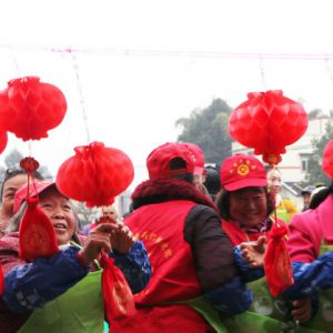 建卡贫困户摸“福”迎新年（图片新闻）