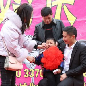 河南淮滨：新年孩子剃毛头众乡邻前来沾喜气（组图）