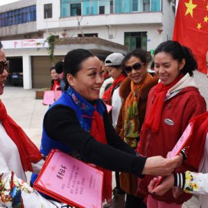 江西上饶市健身秧歌腰鼓舞出新年喜气洋洋