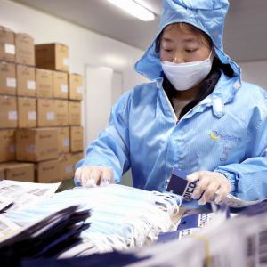 “加码”赶制口罩，缓解一“罩”难求