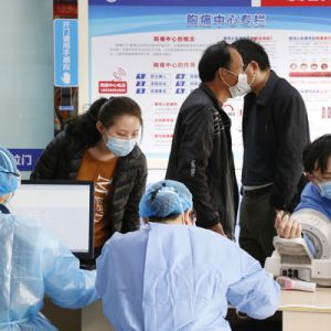 直击宝安战“疫”:8名50岁以上老 护 士长请缨到社区