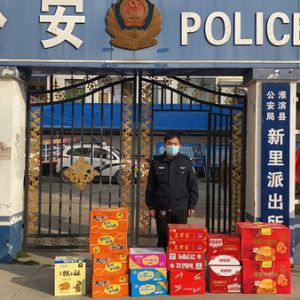 河南淮滨新里派出所两同志为学校和战友捐赠防护品和食品打气鼓劲（组图）