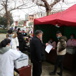 河南淮滨滨湖街道为返岗复工人员把好健康关（组图）