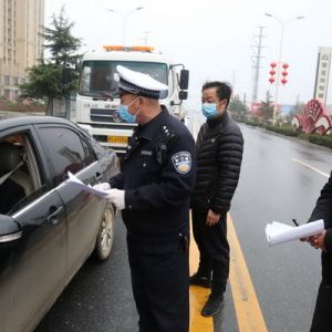 河南淮滨交警等部门坚守道路防疫不松劲（组图）