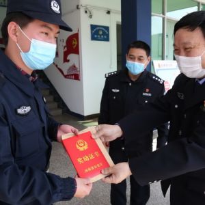 河南淮滨县公安局政委段发玉深入一线为抗疫民辅警颁奖（组图）