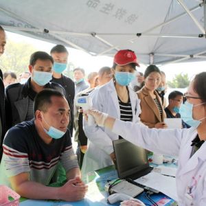 热血抗疫保健康 复工复产促发展（图片新闻）