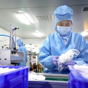江西宜丰：捐口罩，助开学