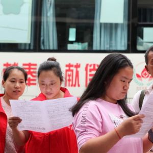 “陈小微”志愿者踊跃献血忙（图片新闻）