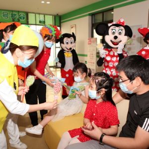 “小丑医生”为患儿送祝福（图片新闻）
