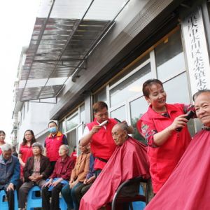 母 子志愿者义务为老人解决“头等大事”（图片新闻）