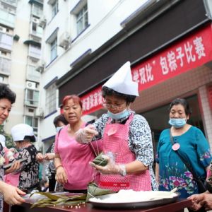 社区大妈秀绝活包粽子（图片新闻）