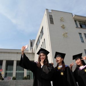 难忘毕业季 切切真情谊（图片新闻）