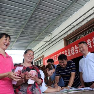 人大代表：全力助推脱贫攻坚 让入股村民年年有红利（图片新闻）