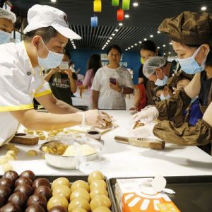 广东深圳：“合成号”邀市民做月饼迎中秋，开启中秋研学之旅