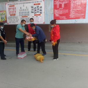 新疆青河：群众纷纷慰问新时代文明实践志愿服者暖人心