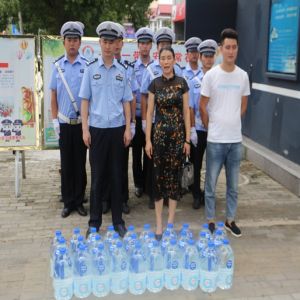 河南淮滨：交警烈日执勤群众感动送水慰问彰显爱心