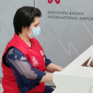盲女弹奏贝多芬《月光奏鸣曲》震撼机场