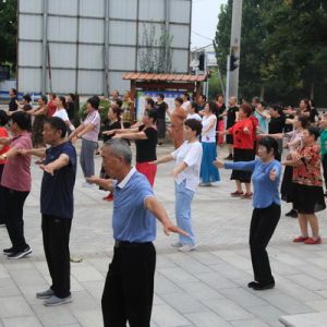 河南淮滨：广场舞“舞”出居民幸福来（组图）