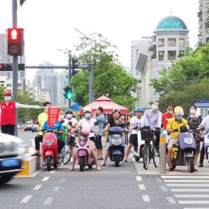 广东深圳：为创文助力 新安志愿者在行动