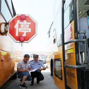 交巡警安检校车 确保“无病上岗”（图片新闻）
