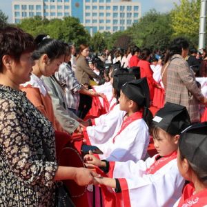 河南淮滨：300学子齐聚公园行开笔礼（组图）