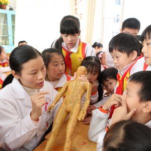 医务人员校园普及中医药知识（图片新闻）