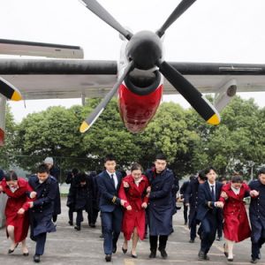 客机“起火” 大学生紧急疏散（图片新闻）