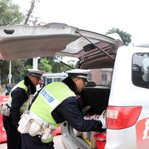 川渝两地警方开展交通违法行为“大查缉、大执法”联合执法行动（图片新闻）