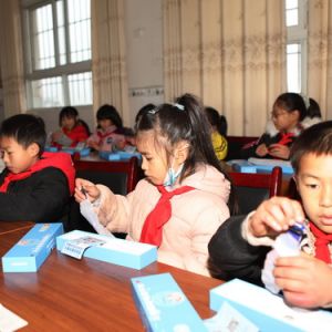 情暖冬日 爱心企业向农村学生捐赠电话手表（图片新闻）
