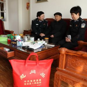 河南淮滨县公安局政委段发玉看望慰问老干部和困难群众（组图）