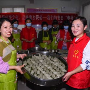 福建省邵武市城富社区留守老人妇女集体包包糍过“春社”（图片新闻）