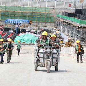 骑行在下班路上的农民工夫妇