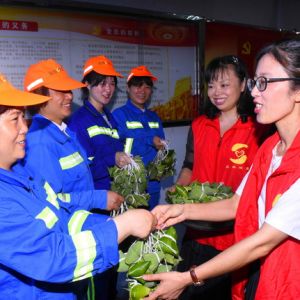 公太社区党员“粽情”环卫工人