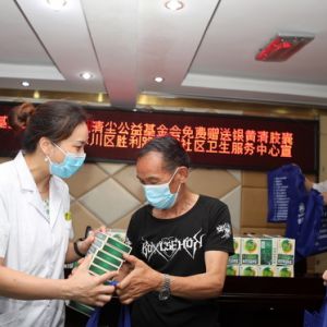 永川：186名尘肺病患者获赠银黄清肺胶囊（图片新闻）