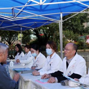 世界精神衛生日 醫務人員雨中宣傳“青春之心靈，青春之少年”（圖片新聞）