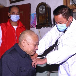 金坑村醫(yī)護(hù)人員上門為留守老人送健康