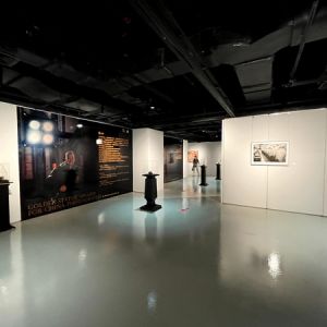 庆祝中国共产党成立100周年“国产经典红色”影像器材展亮相深圳龙岗红立方公共艺术馆