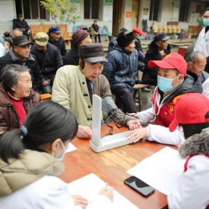 義診獻(xiàn)愛(ài)心（圖片新聞）