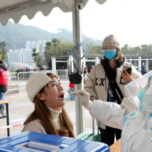 疫情防控不松懈 返校學生測核酸（圖片新聞）