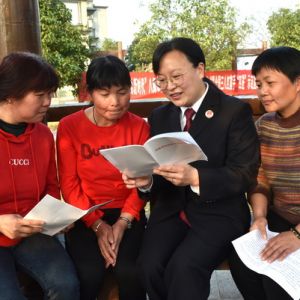 全國三八紅旗手為農村婦女宣講黨的方針政策