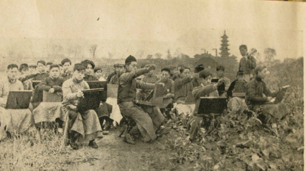 1918年春季，上海美专第一、二年级龙华野外写生。&nbsp;&nbsp;丁悚 摄