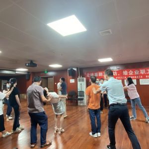 龍華總工會舉辦“走進喜劇工作坊，給企業職工減減壓活動 ”