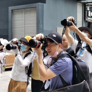 “美麗中國·蝶變龍崗”采風團赴華為基地創作
