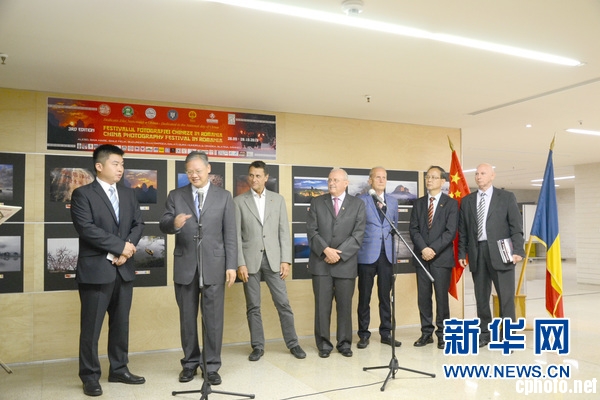 徐飞洪大使（左二）在开幕式上讲话。新华社发（使馆文化处供图）