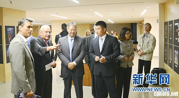 托特（左二）向徐飞洪大使（左三）介绍展览。新华社发（使馆文化处供图）