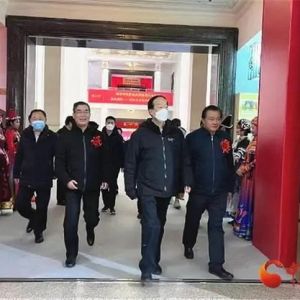 赵勇参观第二届“石榴杯”甘肃省民族书画摄影作品展暨民族古籍保护成果展北京专展