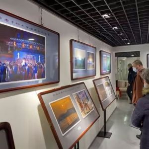 《晚霞映初心》摄影展开幕，上海市老干部大学摄影学友会展示学习成果