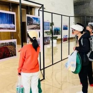山东青岛胶州上合新区“建功上合 劳动追梦”职工摄影展开幕