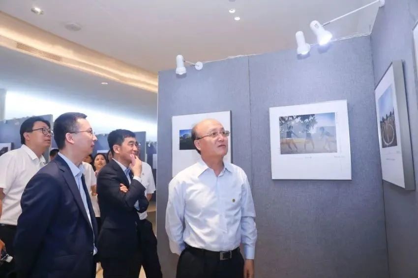 开幕式后，全体人员观看了摄影展作品。