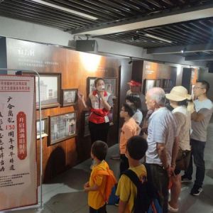 开平市志愿服务总队开展非遗摄影展志愿讲解活动 展现开平非遗文化魅力